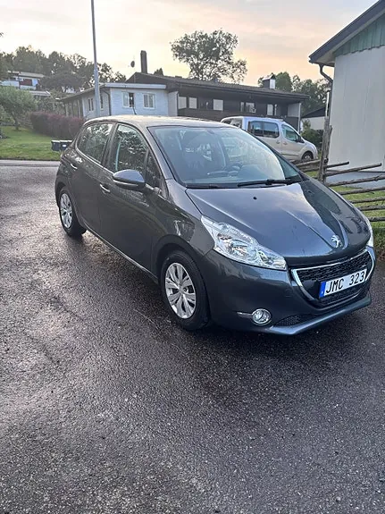 Peugeot 208 2012 photo 2
