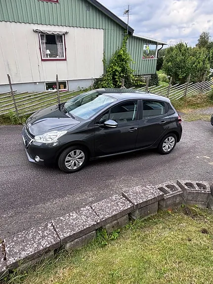 Peugeot 208 2012 photo 3
