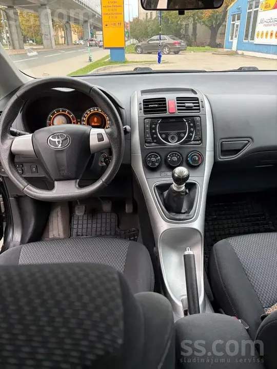 Toyota Auris 2011 photo 2