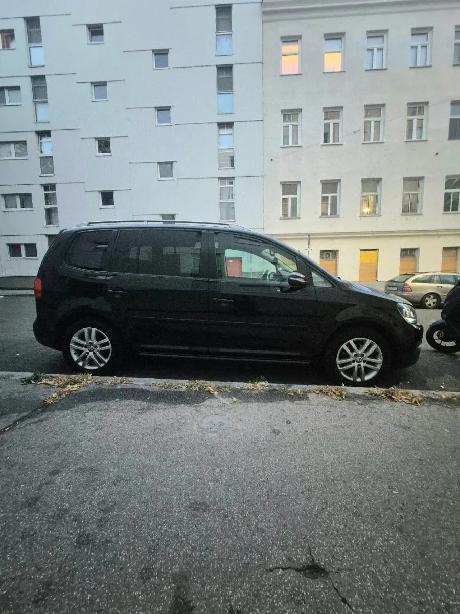 Volkswagen Touran 2011 photo 3