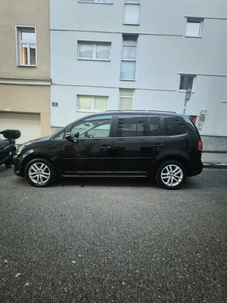 Volkswagen Touran 2011 photo 2