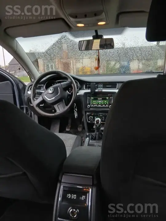 Skoda Superb 2009 photo 2