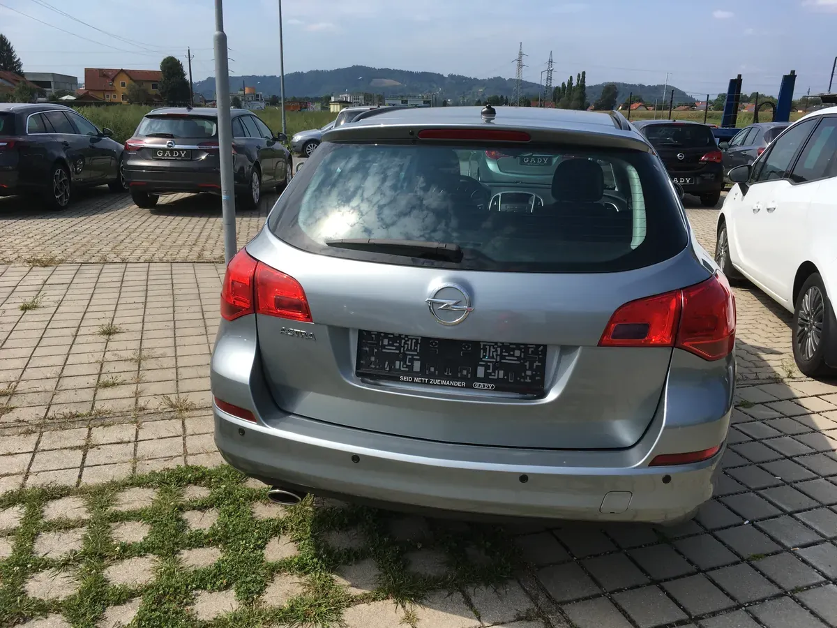 Opel Astra 2013 photo 3