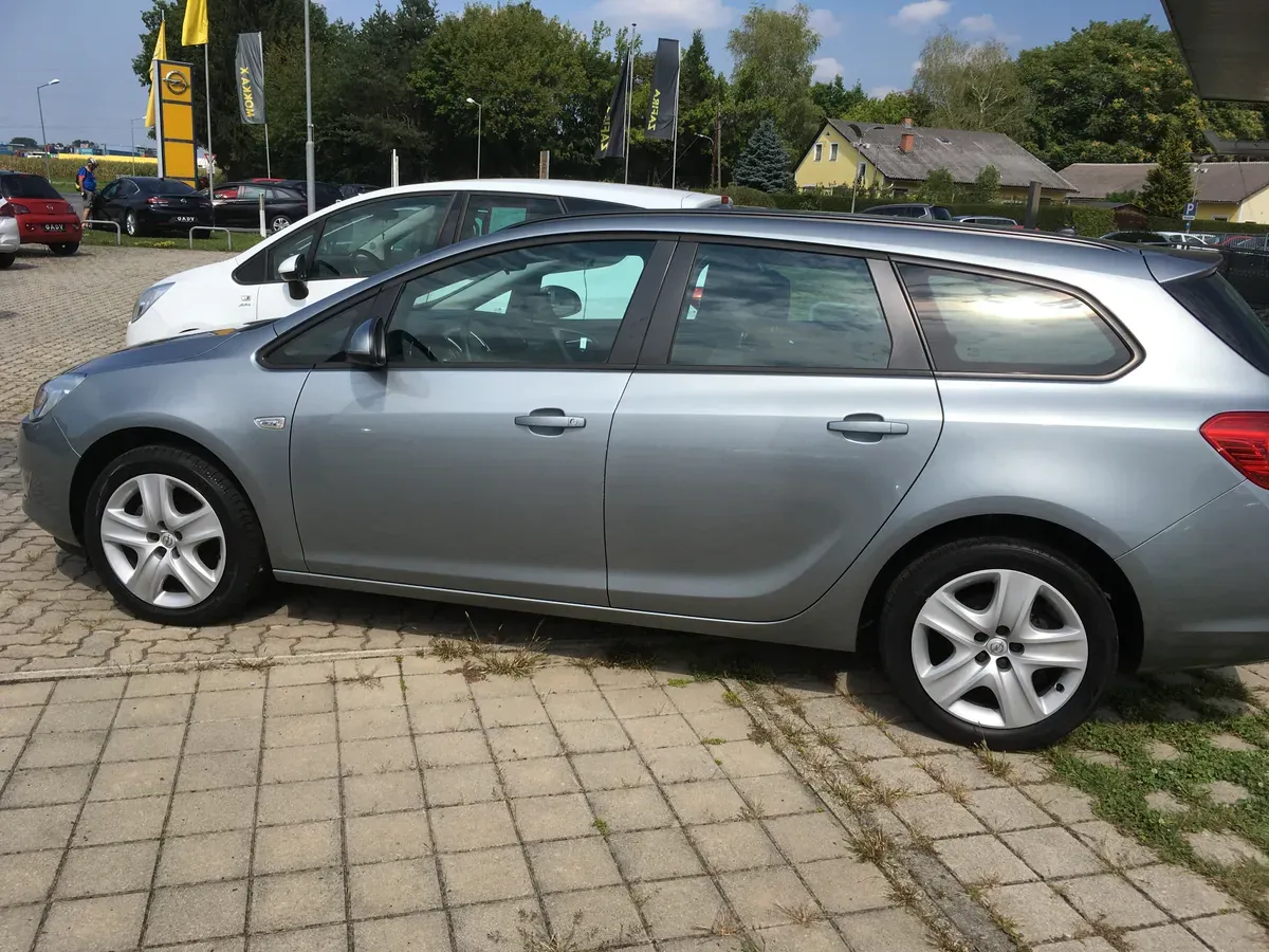Opel Astra 2013 photo 2