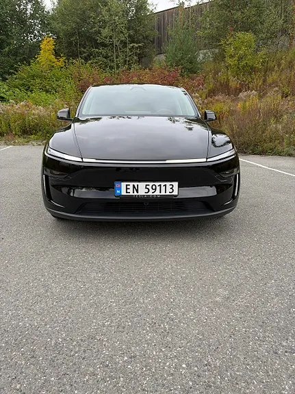 Tesla Model Y 2025 photo 2
