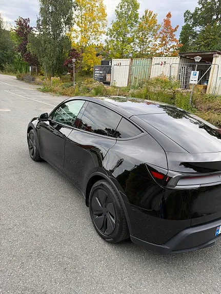 Tesla Model Y 2025 photo 5