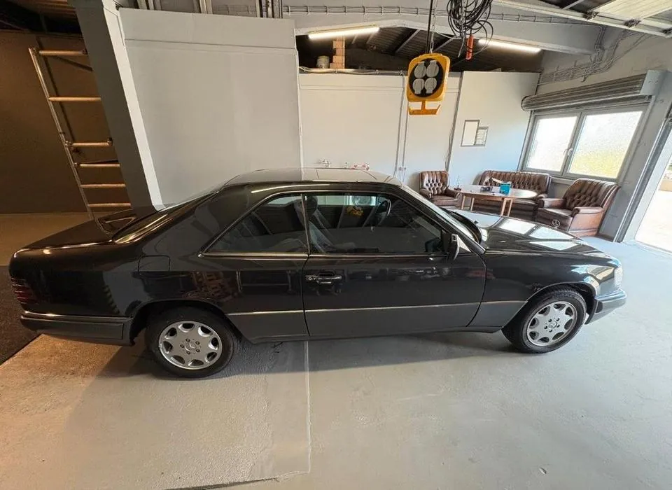 Mercedes-Benz 220