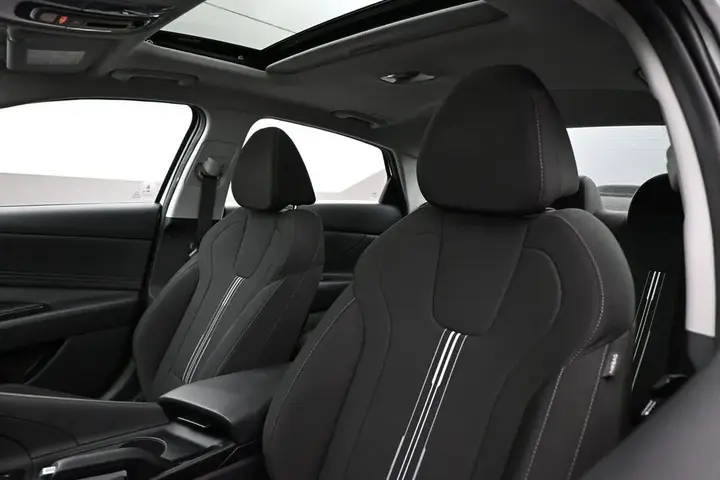 Hyundai Elantra 2025 photo 4