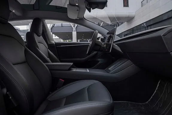 Tesla Model 3 2025 photo 4