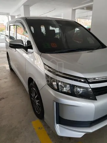 Toyota Voxy 2.0 Zs