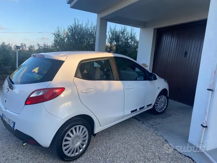 Mazda Mazda2 2010 photo 2