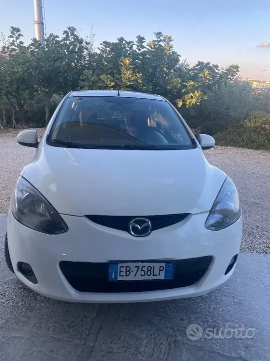 Mazda Mazda2 2010 photo 3