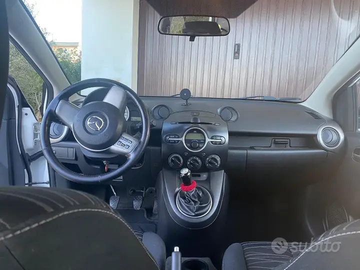 Mazda Mazda2 2010 photo 4