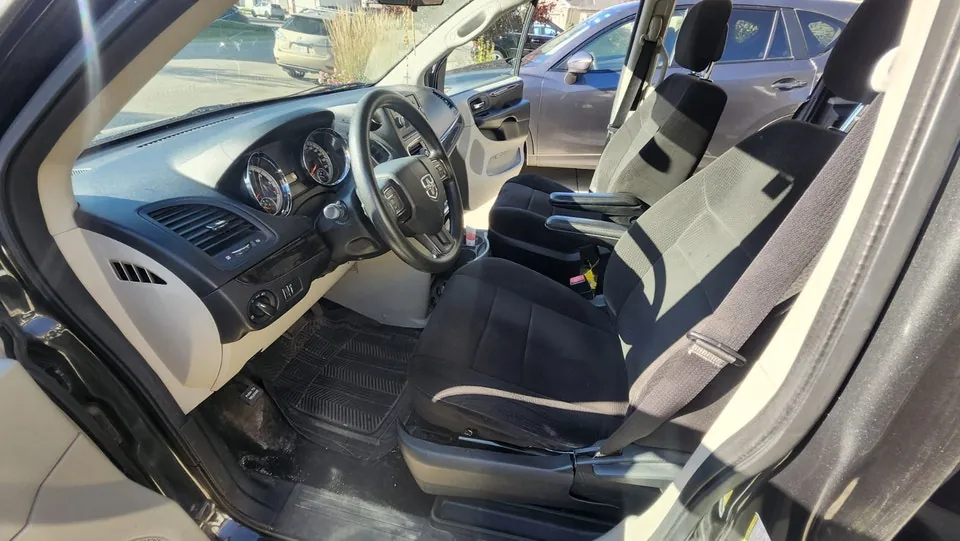 Dodge Caravan 2012 photo 2