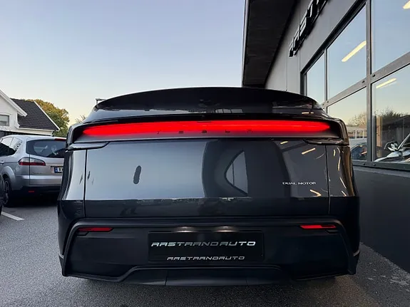Tesla Model Y 2025 photo 5