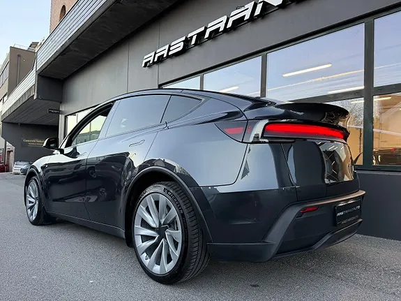 Tesla Model Y 2025 photo 4