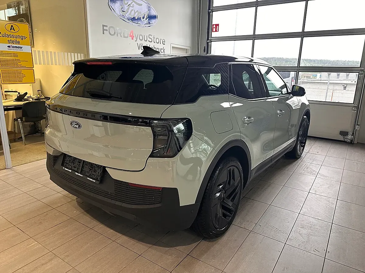 Ford Explorer photo 2