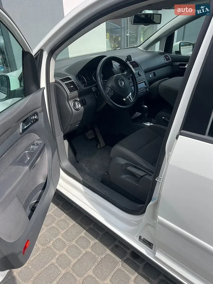 Volkswagen Touran 2012 photo 5