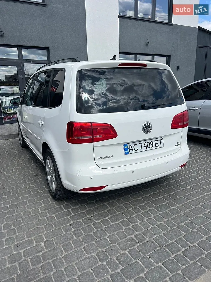 Volkswagen Touran 2012 photo 2