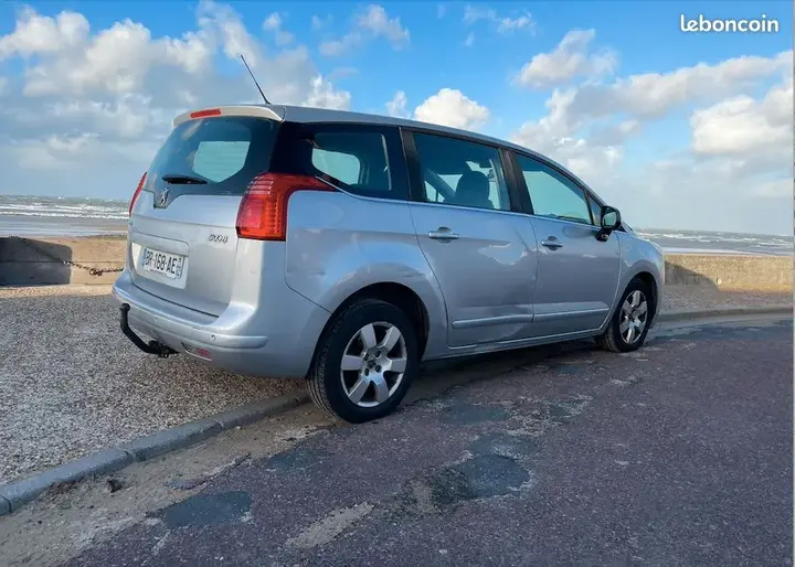 Peugeot 5008 2011 photo 2
