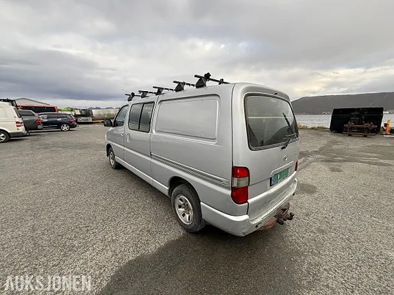 Toyota Hiace 2012 photo 3