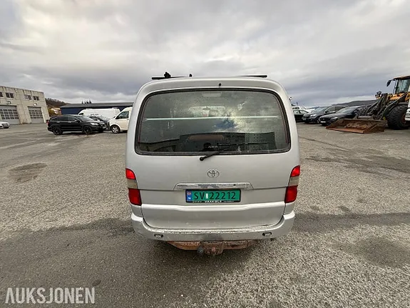 Toyota Hiace 2012 photo 4