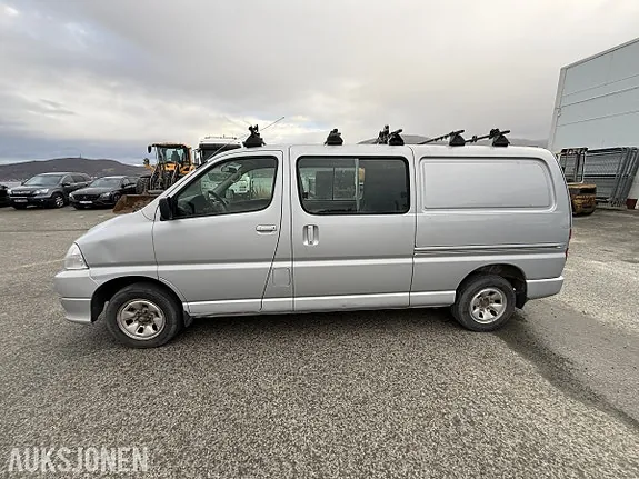 Toyota Hiace 2012 photo 2