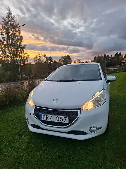 Peugeot 208 2012 photo 2