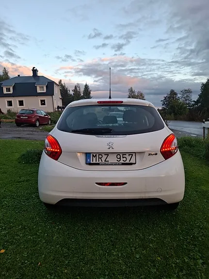 Peugeot 208 2012 photo 4