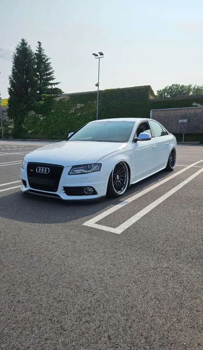 Audi A4 2009 photo 2