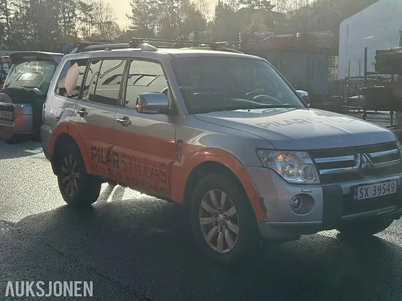 Mitsubishi Pajero 2011 photo 2