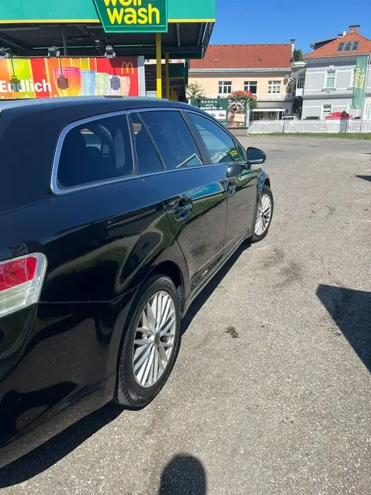 Toyota Avensis 2011 photo 2
