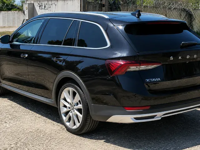 Skoda Octavia Combi 2022 photo 2