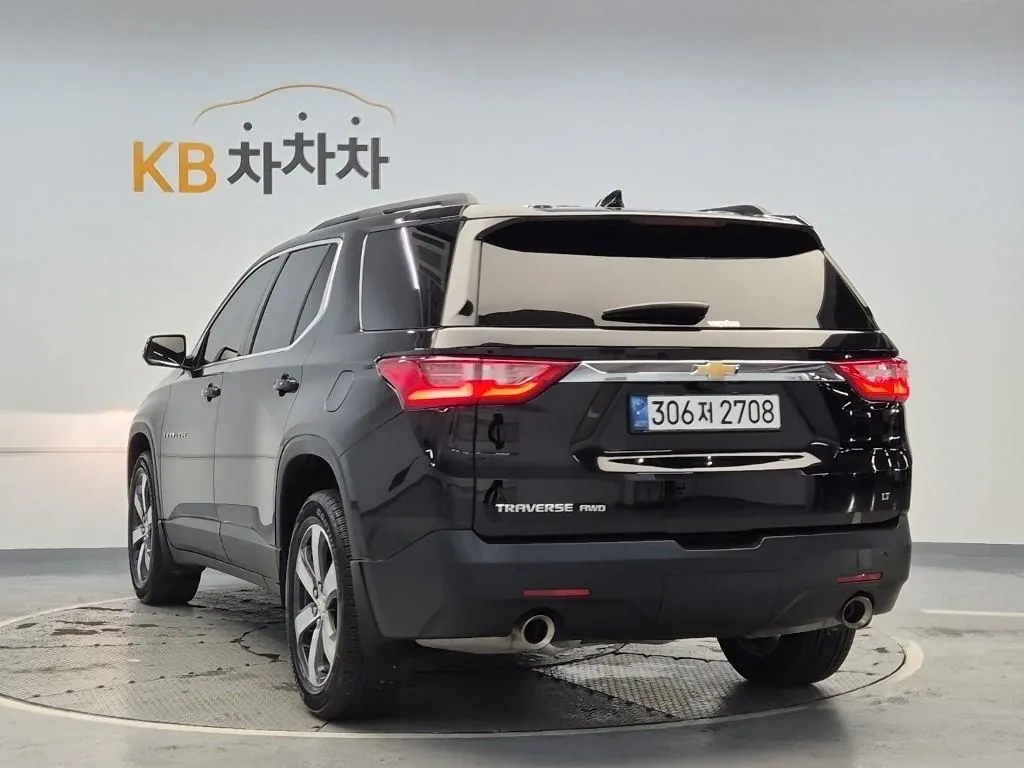 Chevrolet Traverse 2021 photo 2