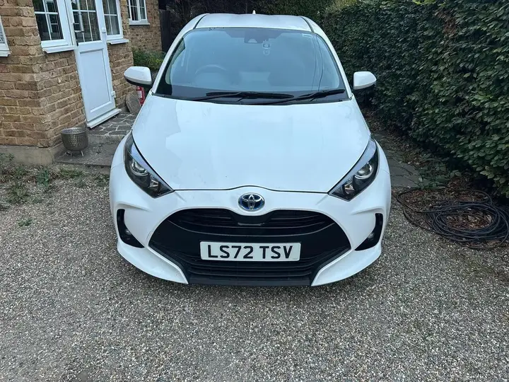 Toyota Yaris Hybrid 2022 photo 2