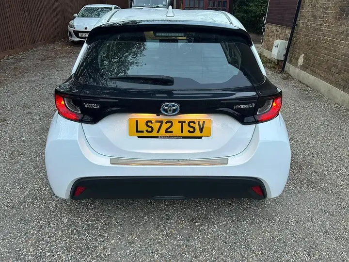Toyota Yaris Hybrid 2022 photo 3