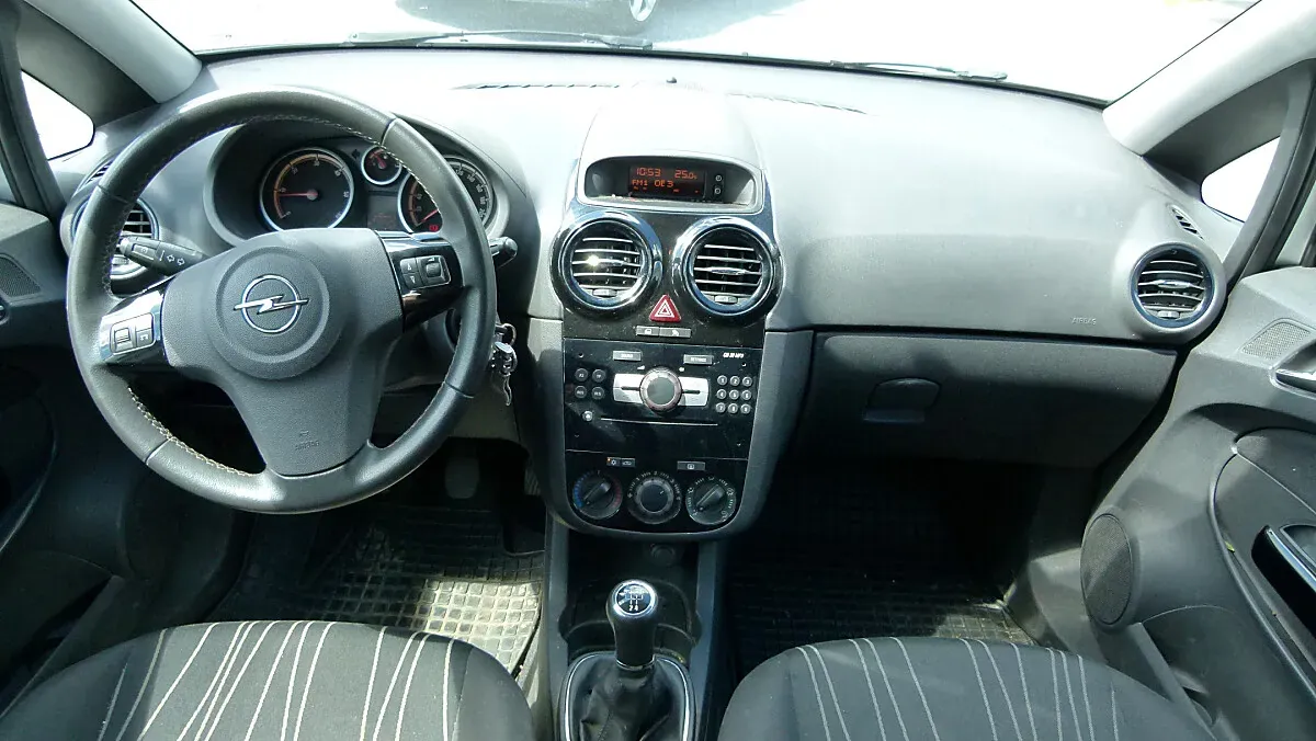 Opel Corsa 2010 photo 2