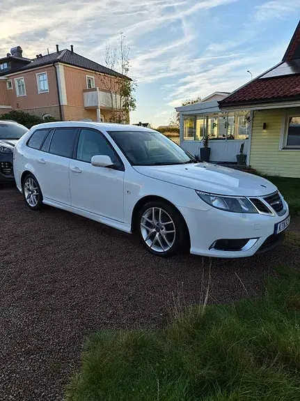 Saab 9-3 2010 photo 2