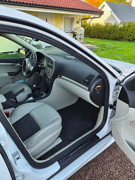 Saab 9-3 2010 photo 5