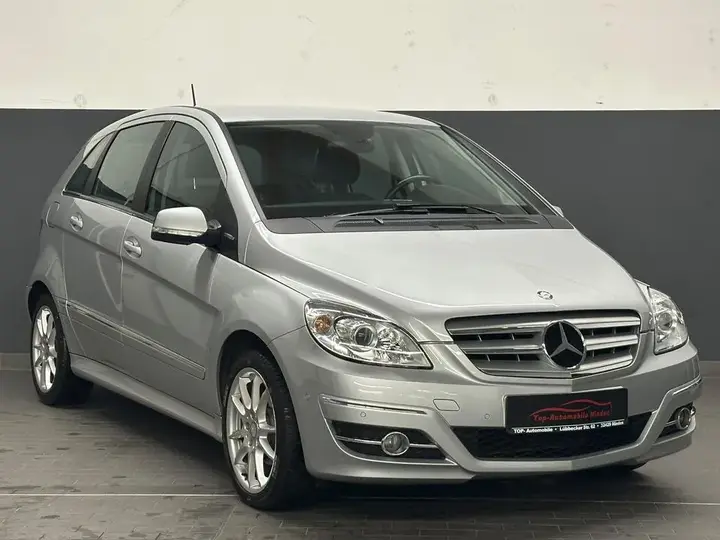 Mercedes-Benz B 180
