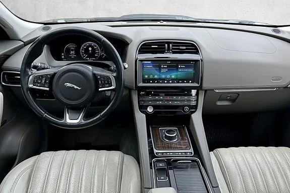 Jaguar F-Pace 2018 photo 2