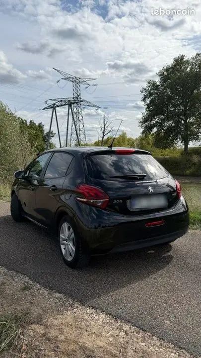 Peugeot 208 2017 photo 2