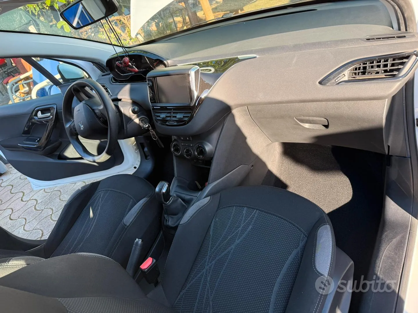 Peugeot 208 2015 photo 5