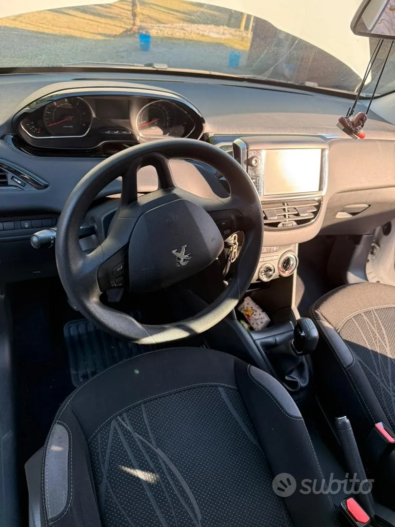 Peugeot 208 2015 photo 3