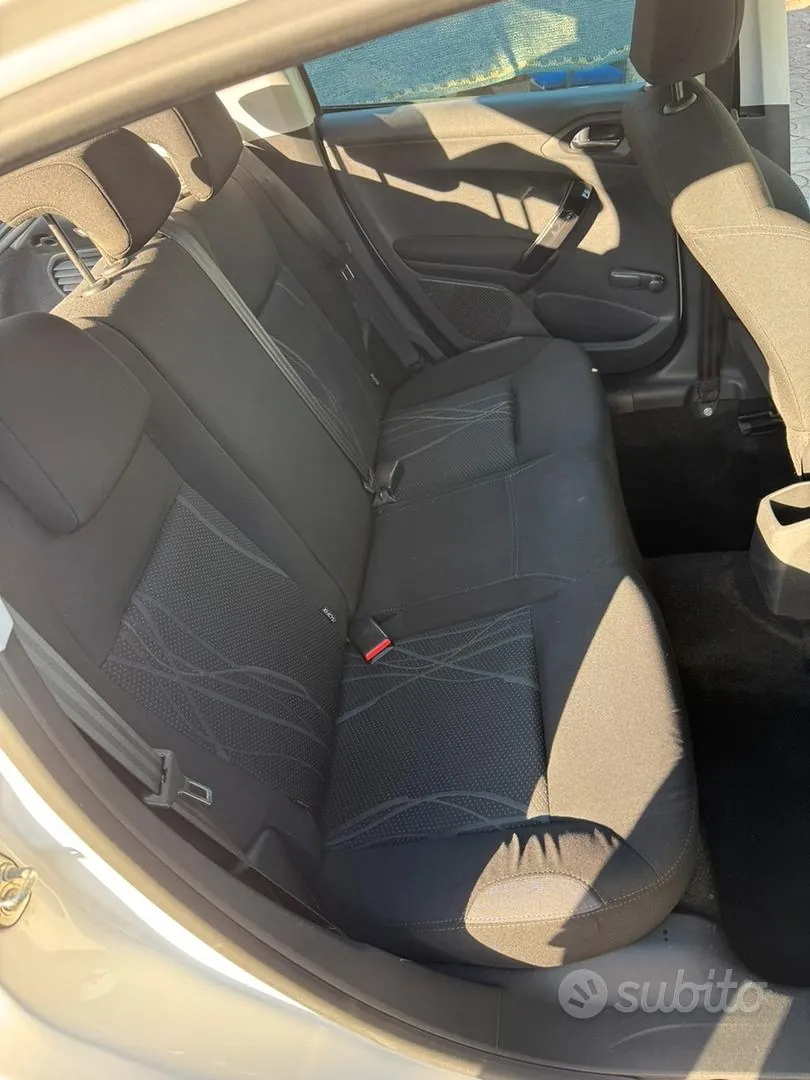 Peugeot 208 2015 photo 4