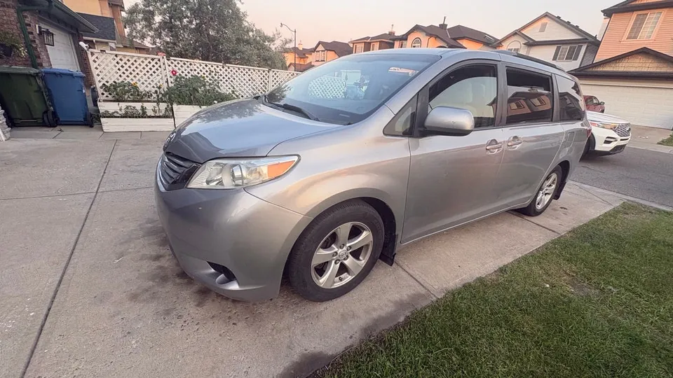 Toyota Sienna 2015 photo 2