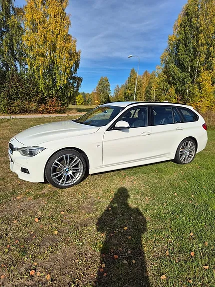 BMW 320I 2019 photo 2