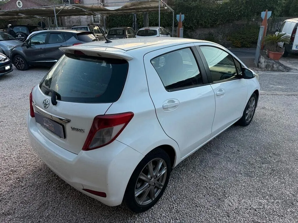 Toyota Yaris 2012 photo 5