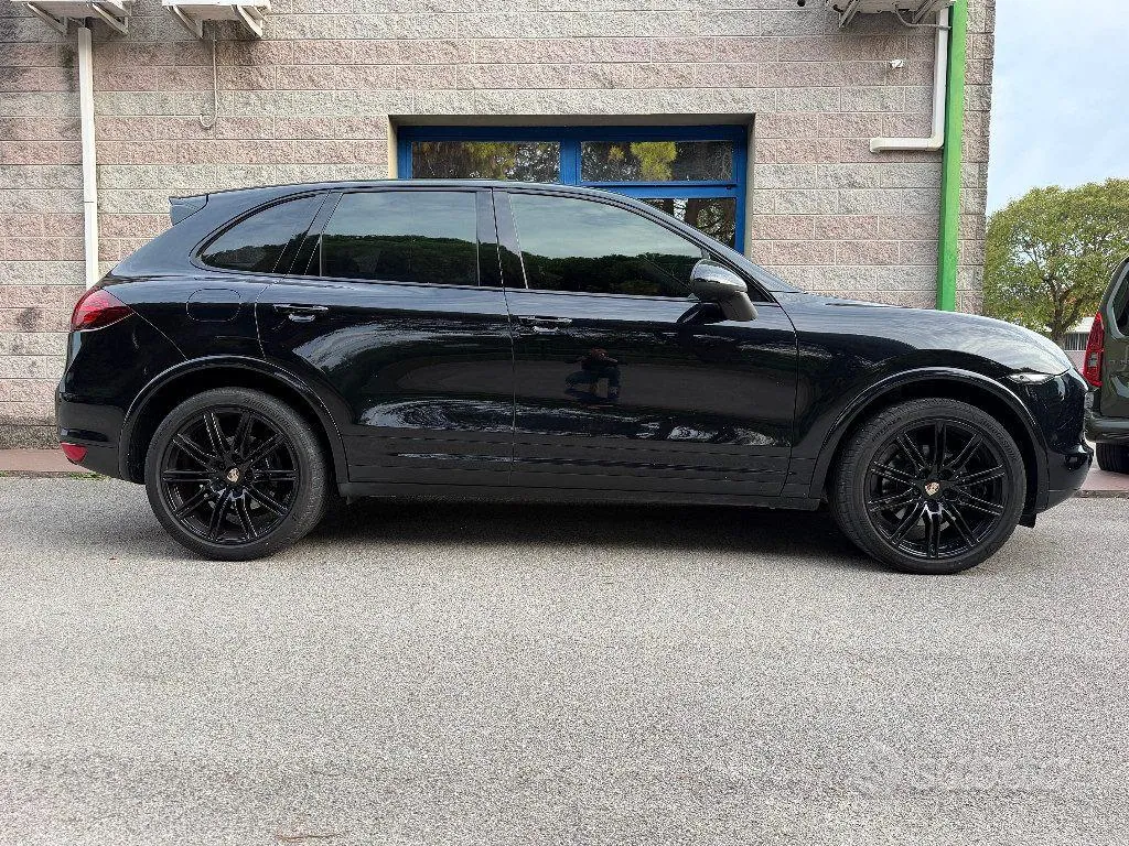 Porsche Cayenne 2012 photo 2