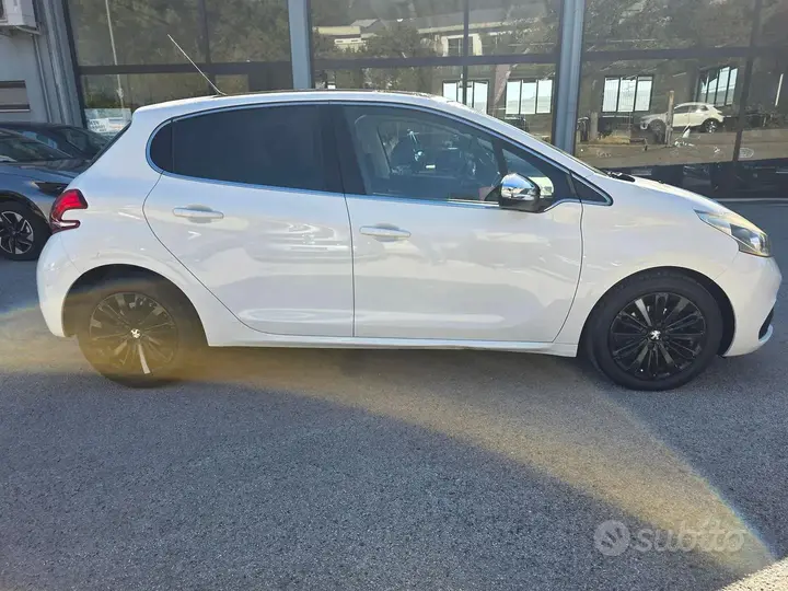 Peugeot 208 2016 photo 3